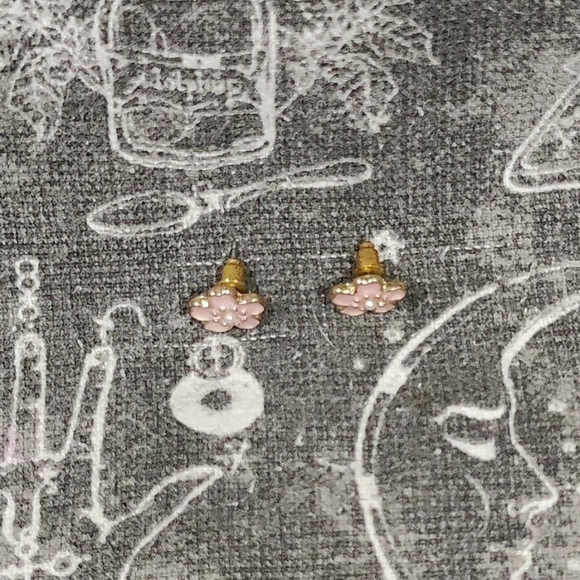 Faux Pearl Sakura Flower Stud Earrings - Picture 5 of 6